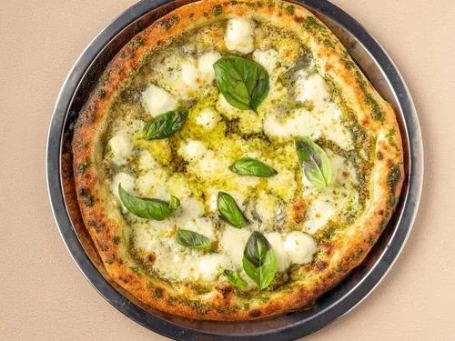 Dört Peynirli — Domates sosu, mozzarella, parmesan, rokfor, gorgonzola ve fesleğen.