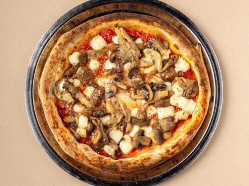 Üç Mantarlı — Domates sosu, mozzarella, mevsim mantarları ve sarımsaklı zeytinyağı.